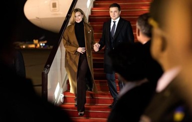 Елена Зеленская -  в модном коричневом пальто, президент - в черном: глава государства прилетел в Баку