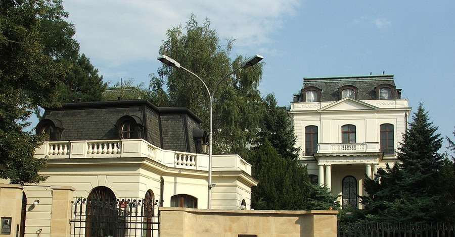 Чехия выслала четырех иностранцев из домов дипломатов РФ