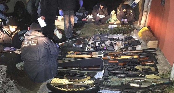 В Ровно в гараже полиция нашла небывалый арсенал оружия