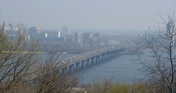 Киевавтодор сообщил об аварийном проседании покрытия на мосту Патона