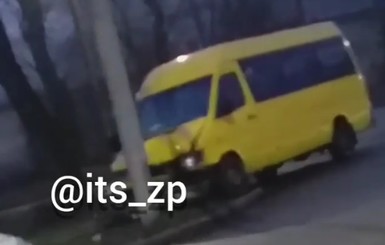 В Запорожье водитель маршрутки умер за рулем во время движения