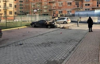 В Ужгороде рухнувший кран раздавил две иномарки