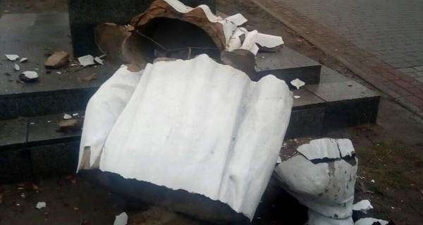 В Харькове вандалы разрушили памятник Горькому