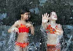 Киевлянки в выходные публично примут душ в фонтане  