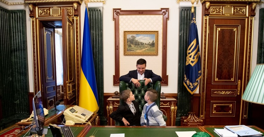 Зеленский разрешил мальчикам, потерявшим родителей на Донбассе, звонить по президентскому телефону
