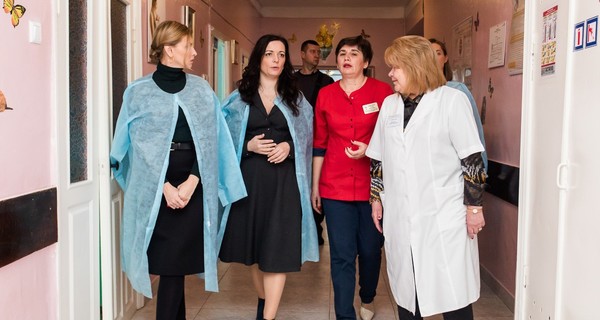 В похожих образах: Елена Зеленская и Зоряна Скалецкая посетили детскую больницу в Боярке