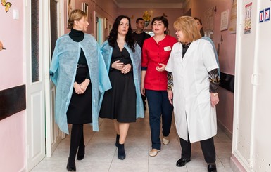 В похожих образах: Елена Зеленская и Зоряна Скалецкая посетили детскую больницу в Боярке