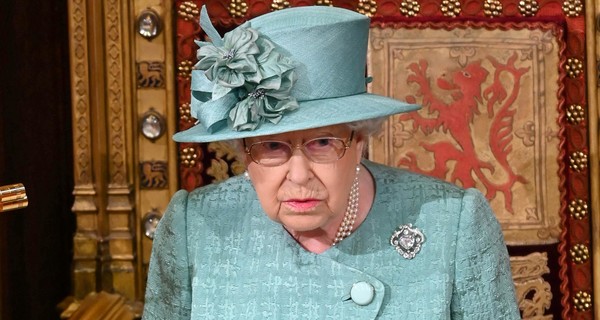 Королева Елизавета II в бирюзовом пальто и шляпе открыла британский парламент