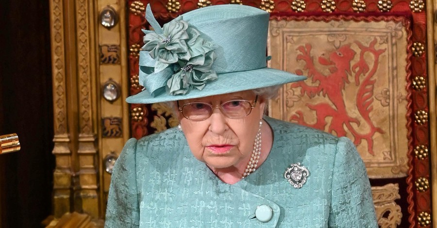 Королева Елизавета II в бирюзовом пальто и шляпе открыла британский парламент