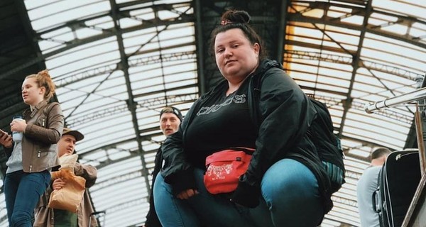 MONATIK оценил: голая реперша alyona alyona прикрылась мандарином