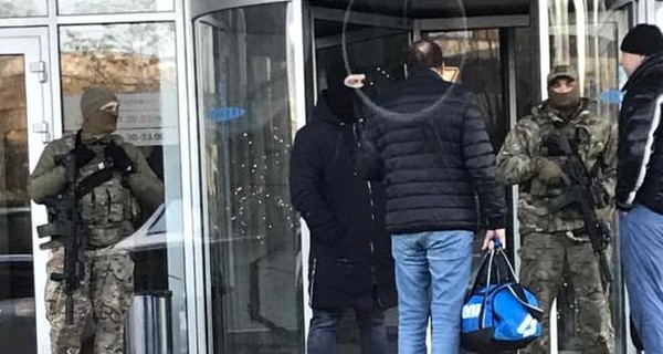 Соцсети: вооруженные люди в балаклавах пришли в клуб, где находится приемная Алексея Порошенко 