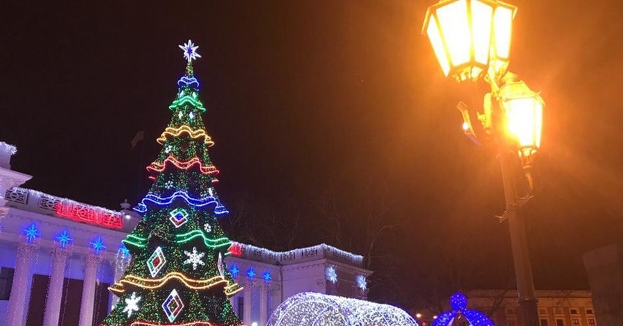 В Украине зажгли новогодние елки. Какая из них самая лучшая? 