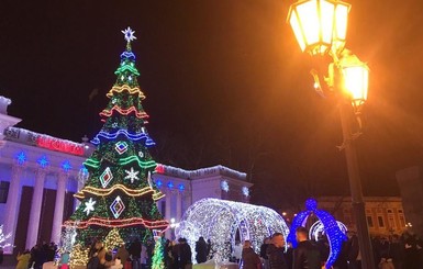 В Украине зажгли новогодние елки. Какая из них самая лучшая? 