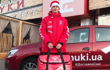 Факт. В Киеве действует новогодняя доставка суши от Тануки - не курьер, а Дед Мороз   