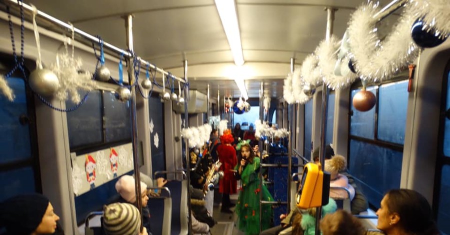 В Виннице для детей запустили новогодний трамвай 