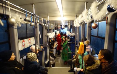 В Виннице для детей запустили новогодний трамвай 