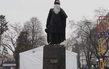 В Тернополе жители потребовали снять с Пушкина костюм Йоллоппуки