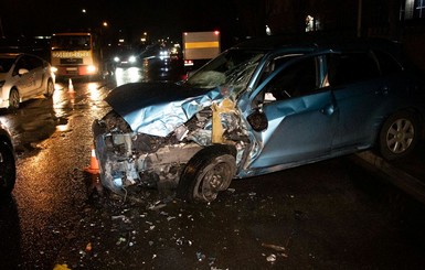 В Киеве пьяная женщина-водитель при побеге с места ДТП врезалась в маршрутку