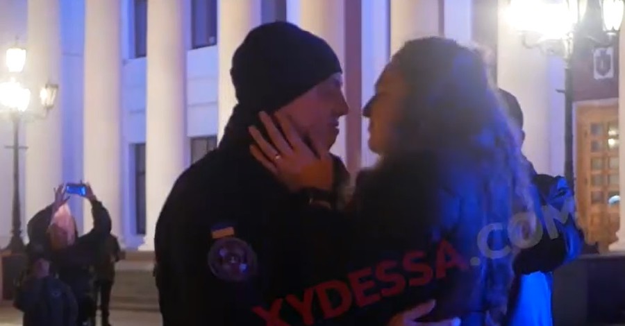 С мигалками и у елки: в Одессе полицейский оригинально предложил своей девушке руку и сердце 