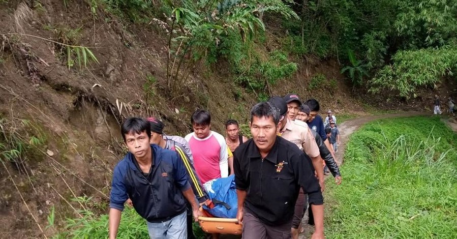 В Индонезии автобус упал в ущелье с высоты 150 метров