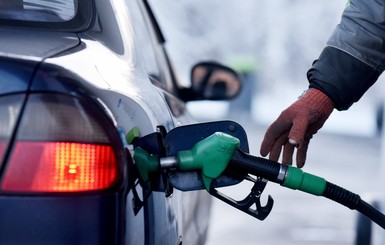 Эксперт: Цены на бензин и дизель снизятся еще на гривну за литр