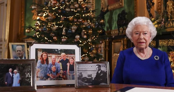 Журналисты догадались, почему Елизавета II убрала принца Гарри и Меган Маркл из поздравления с Рождеством