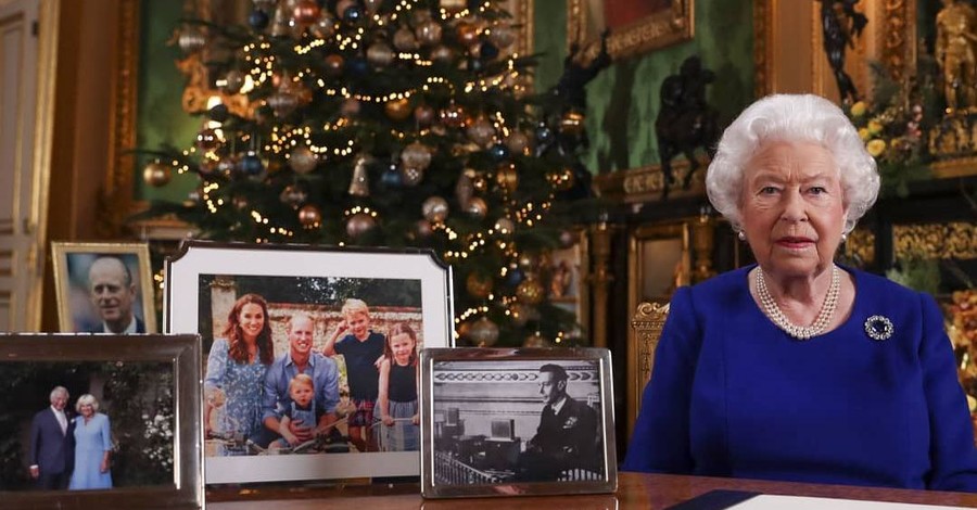 Журналисты догадались, почему Елизавета II убрала принца Гарри и Меган Маркл из поздравления с Рождеством