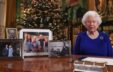Журналисты догадались, почему Елизавета II убрала принца Гарри и Меган Маркл из поздравления с Рождеством