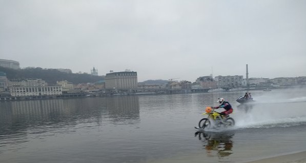 Впервые в Украине: мотоциклист проехал по воде пять километров