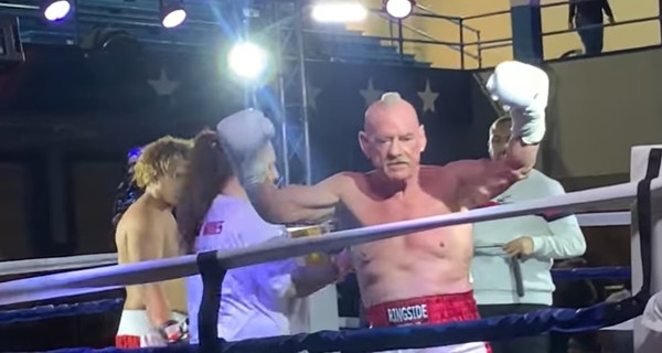 70-летний боксер Альберт Хьюз попал в книгу рекордов Гиннеса