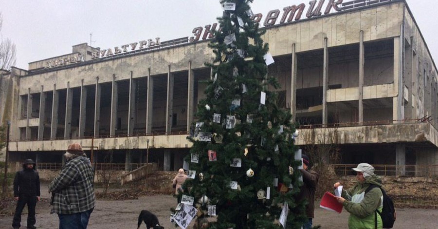 В Припяти бывшие жители города нарядили елку. Впервые за 33 года
