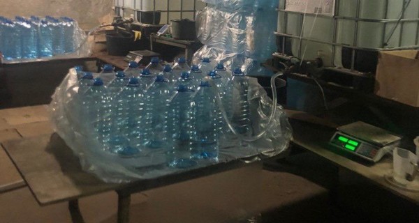 12 тонн спирта: В одном из гаражей Харькова полицейские прикрыли бизнес