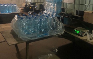12 тонн спирта: В одном из гаражей Харькова полицейские прикрыли бизнес