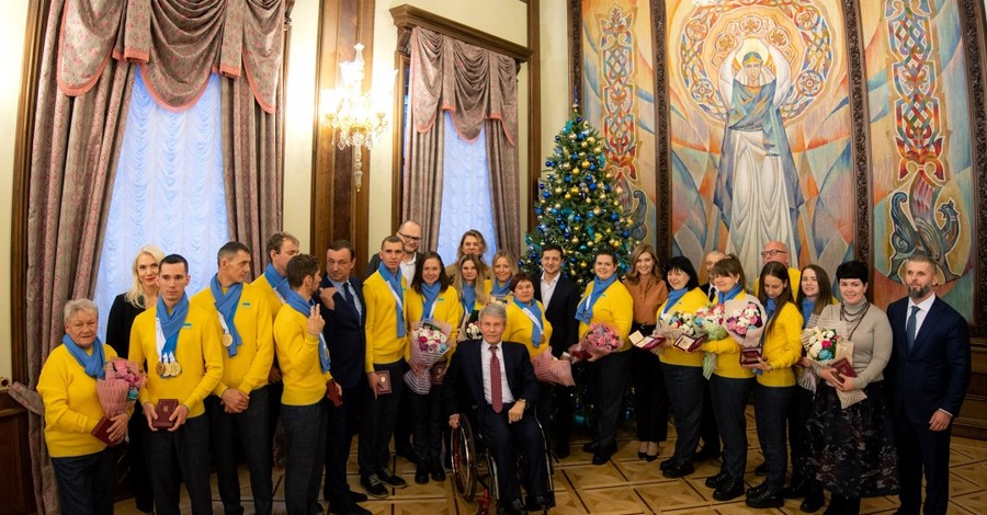 Елена Зеленская поздравила дефолимпийцев в блузе с бантом