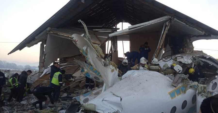 В Казахстане на жилой дом рухнул пассажирский самолет: 15 погибших