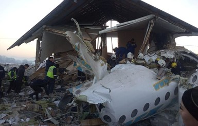 В Казахстане на жилой дом рухнул пассажирский самолет: 15 погибших
