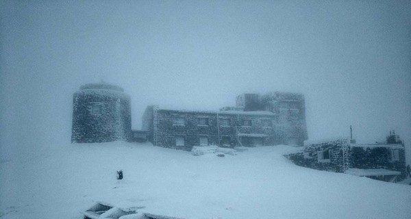 На горе Поп Иван намело полметра снега 