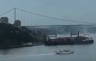 Кораблекрушение в Стамбуле: корабль, шедший из Одессы, врезался в набережную  