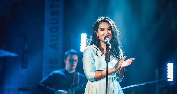 Среди пассажиров Bek Air Fokker-100 была известная казахская певица