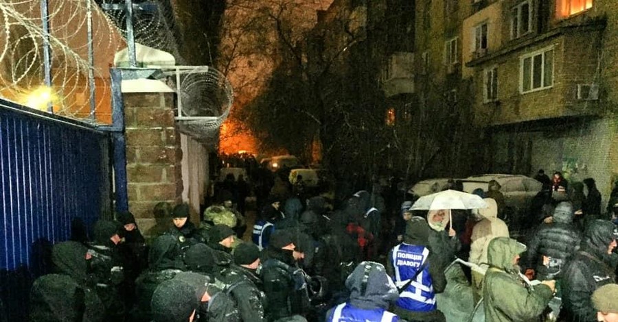 Киевское СИЗО уже 13 часов блокируют активисты