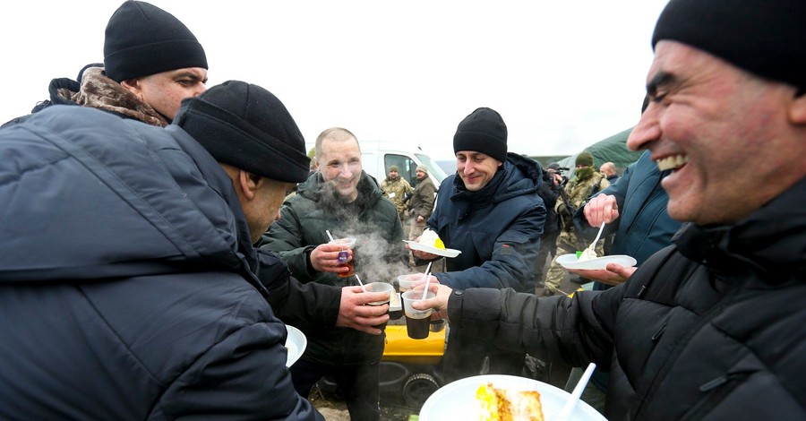 Вернувшихся на подконтрольную Киеву территорию накормили тортом и пиццей