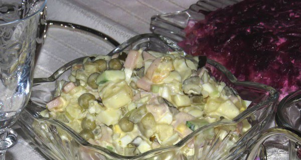 Картофельный салат с кальмарами и солёными огурцами