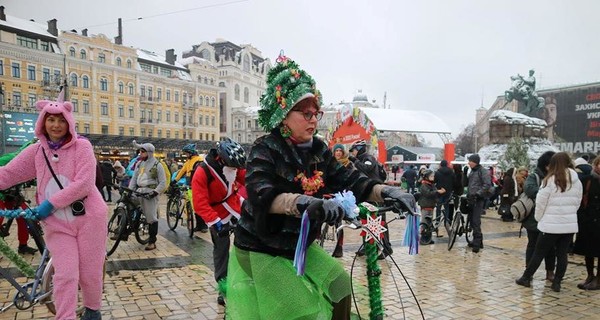 В Киеве прошел веселый новогодний велопарад