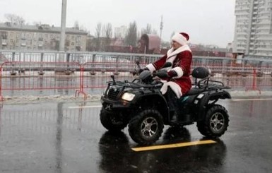 Виталий Кличко поздравил киевлян в образе Деда Мороза