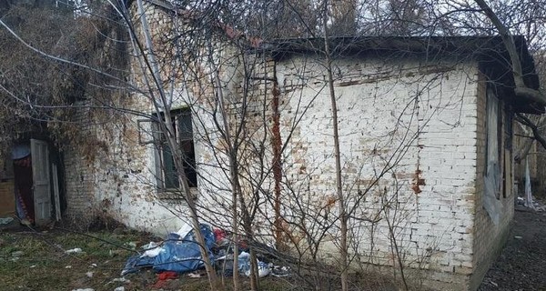 В Киеве в заброшенном доме обнаружили семью с маленькими детьми