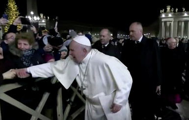 Папа Римский объяснил, почему шлепнул женщину по руке