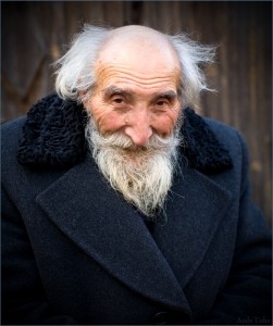 76-летний пенсионер зверски зарезал 99-летнюю старушку 