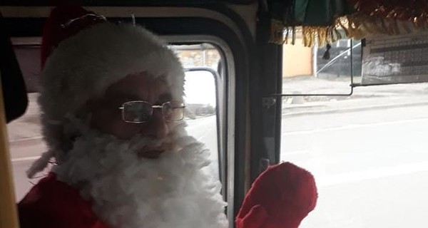 В Никополе водитель автобуса в костюме Деда Мороза угощает детей конфетами и мандаринами