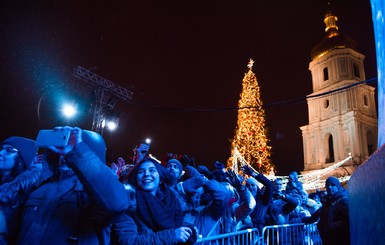 Организаторы посчитали людей, встретивших 2020-й у главной елки Украины