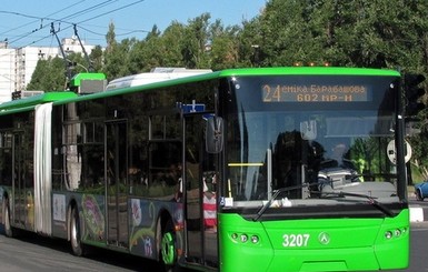 В Харькове водитель троллейбуса набросился на пассажиров с монтировкой